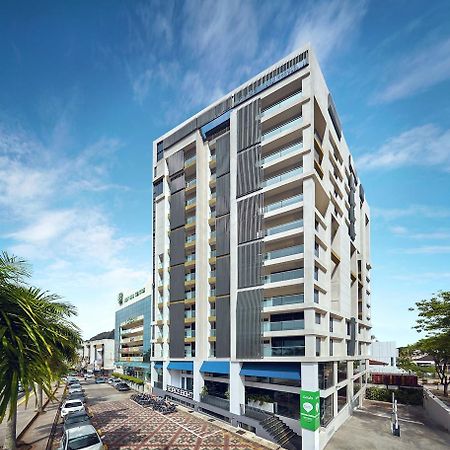 Tropics Eight Suites George Town Buitenkant foto