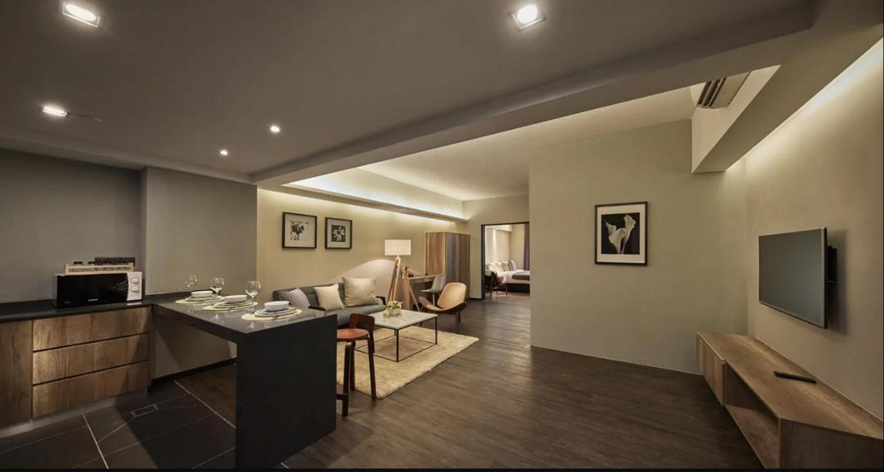 Tropics Eight Suites George Town Buitenkant foto