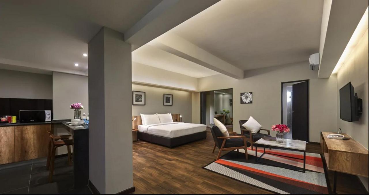 Tropics Eight Suites George Town Buitenkant foto