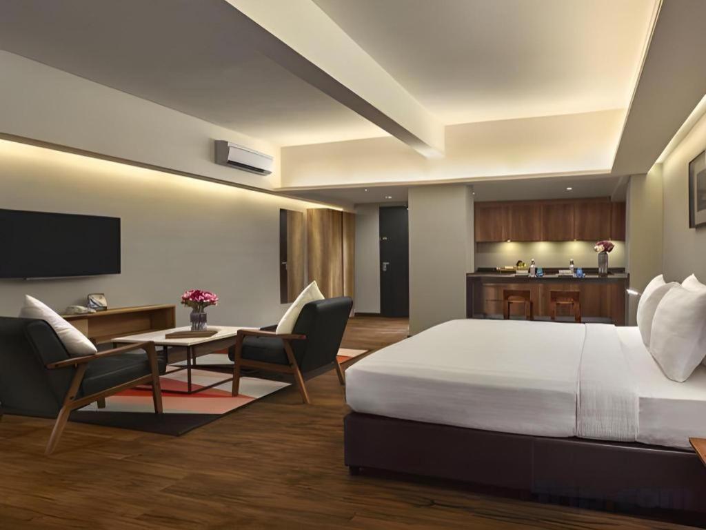 Tropics Eight Suites George Town Buitenkant foto