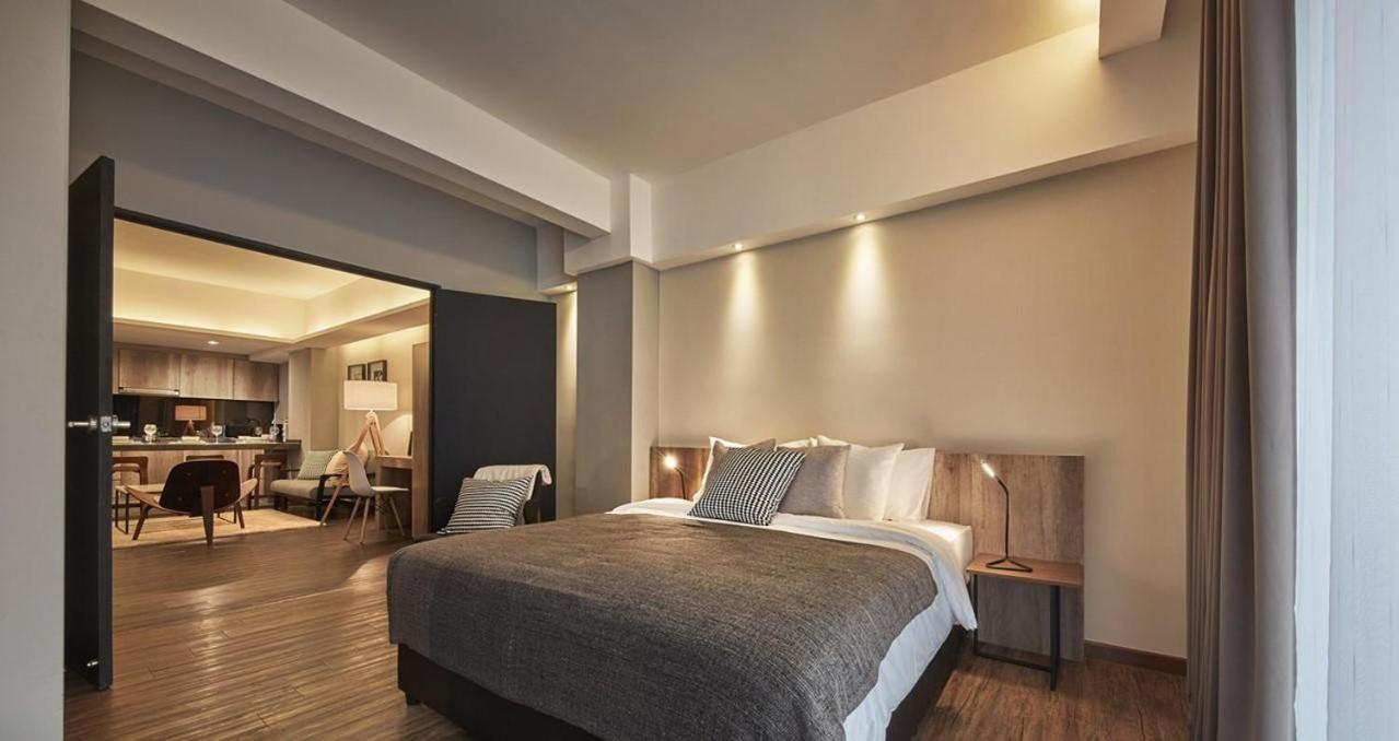 Tropics Eight Suites George Town Buitenkant foto