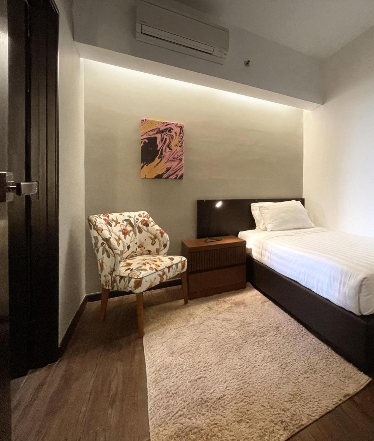 Tropics Eight Suites George Town Buitenkant foto