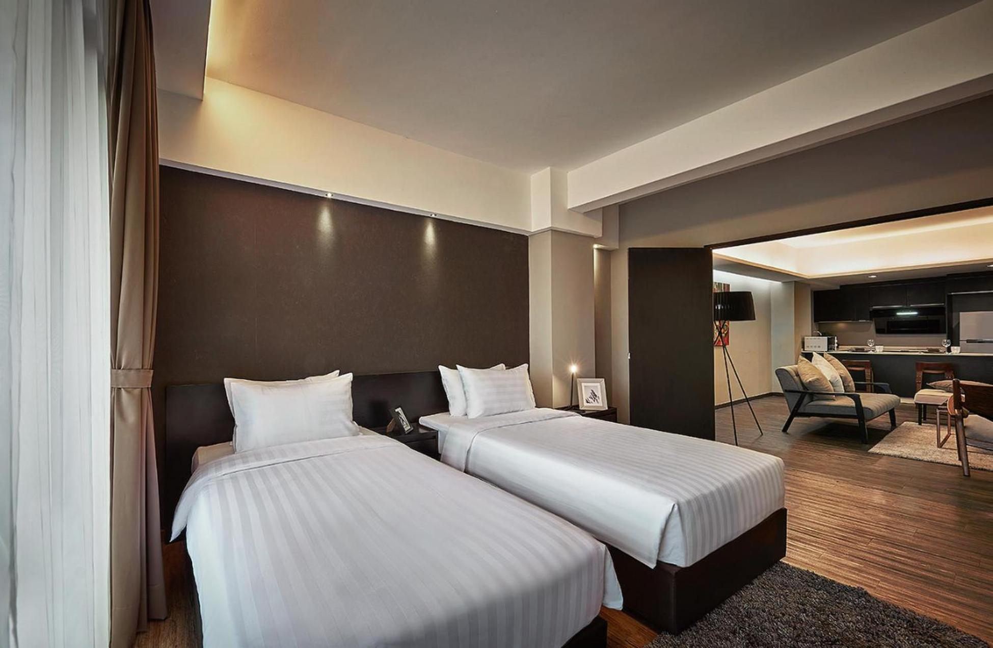 Tropics Eight Suites George Town Buitenkant foto