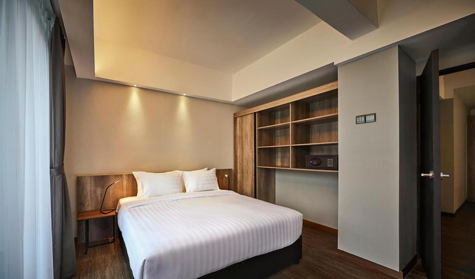Tropics Eight Suites George Town Buitenkant foto