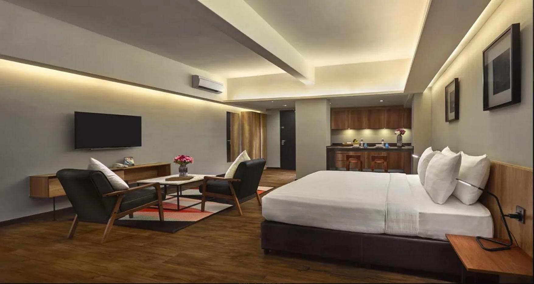 Tropics Eight Suites George Town Buitenkant foto